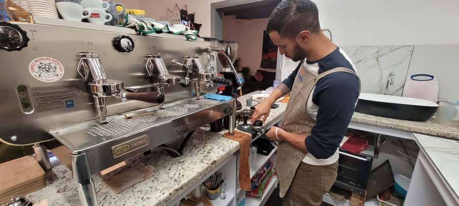 Bogota: Coffee Tour, Filtration and Espresso Experience - Filter coffee: Chemex, V60, and lighter detail