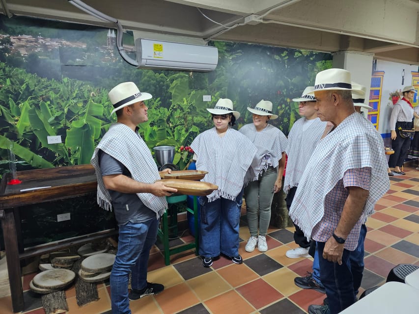 Coffee Experience with roasting show in Comuna 13 - Two specialty coffees, plus a drink from the menu