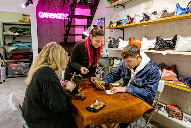 Create your own leather wallet in Florence + coffee - Key points at a glance