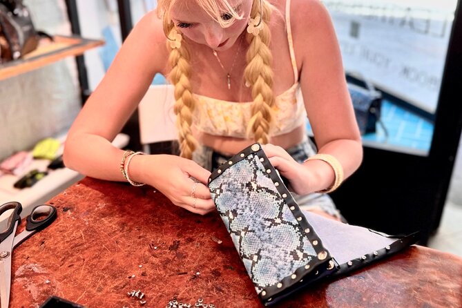 Create your own leather wallet in Florence + coffee - What happens during the 2.5-hour Florence workshop
