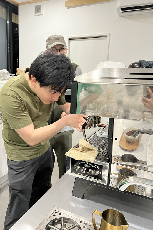 Discover Coffee Experience Latte Art Workshop at Tokyo - Pouring the first heart or tulip