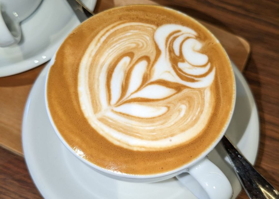 Espresso Kurs im Johann Jacobs Haus in Bremen - Practicing fine milk foam and the cappuccino heart