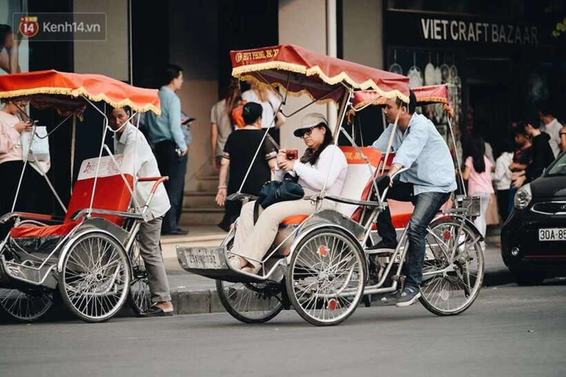 Hanoi: Cyclo the Old Quarter and Egg Coffee Tour - Old Quarter architecture, statues, and local stories