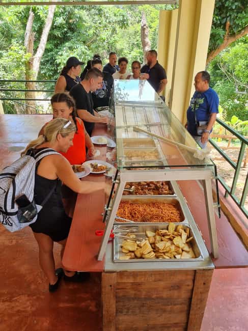 Higuey discovery, coffee and cocoa tasting from punta cana - Rolling a cigar in Higüey