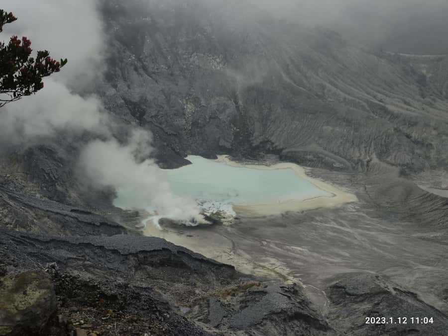Jakarta :Volcano, HotSpring, Tea Factory, RiceField, &Coffee - A short sulfur soak at Sari Ater