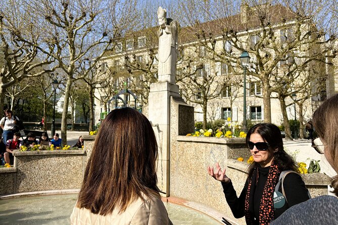 Montmartre & Sacré Coeur : Museum & Coffee In A Tiny Group Tour - Starting with the Moulin Rouge on Boulevard de Clichy