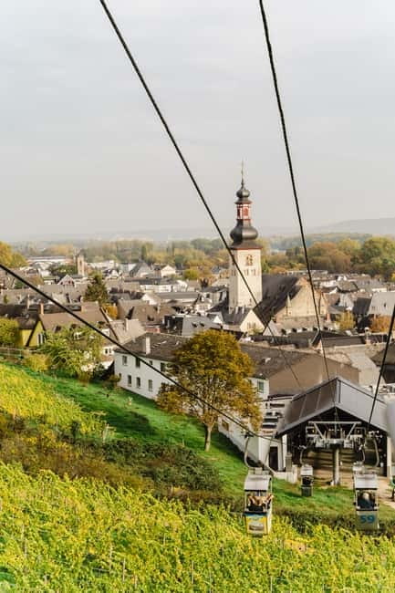 Rüdesheim: City tour with music, wine, and Rüdesheim coffee - Meeting Petra by the yellow bell