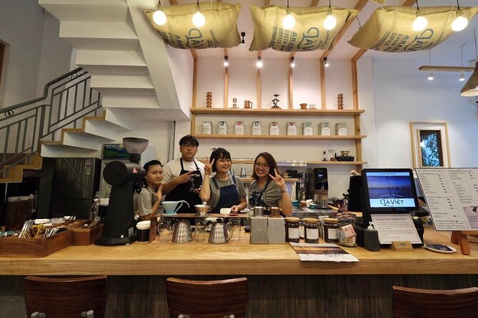 Taste of Vietnam's Coffee Scene - A Guided Experience - Learning the differences between coffee beans