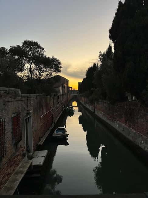 Venice: Sunrise Walking Tour with Espresso - Reaching Rialto Bridge in the morning light